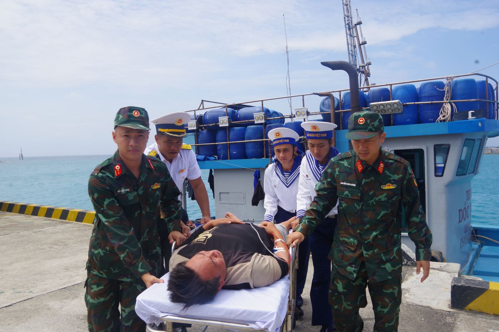 La isla de Truong Sa rescata a un pescador que sufrió un derrame cerebral