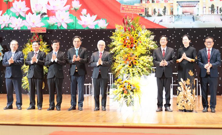 Actualités événementielles - Binh Duong : Rencontre pour célébrer le 70e anniversaire de la Journée des enseignants...