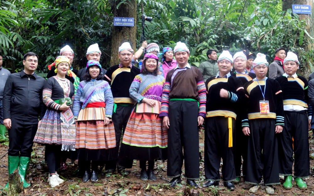 Provincial Party Secretary Tran Huy Tuan attended the Forest Worship Ceremony of the Mong Na Hau people.