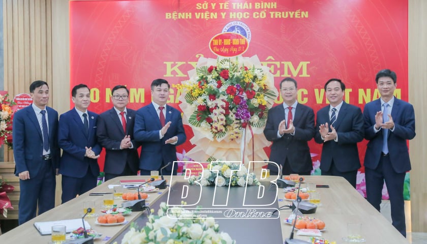 Deputy Secretary of the Provincial Party Committee, Chairman of the Provincial People's Committee: Visited and congratulated a number of medical units on Vietnamese Doctors' Day