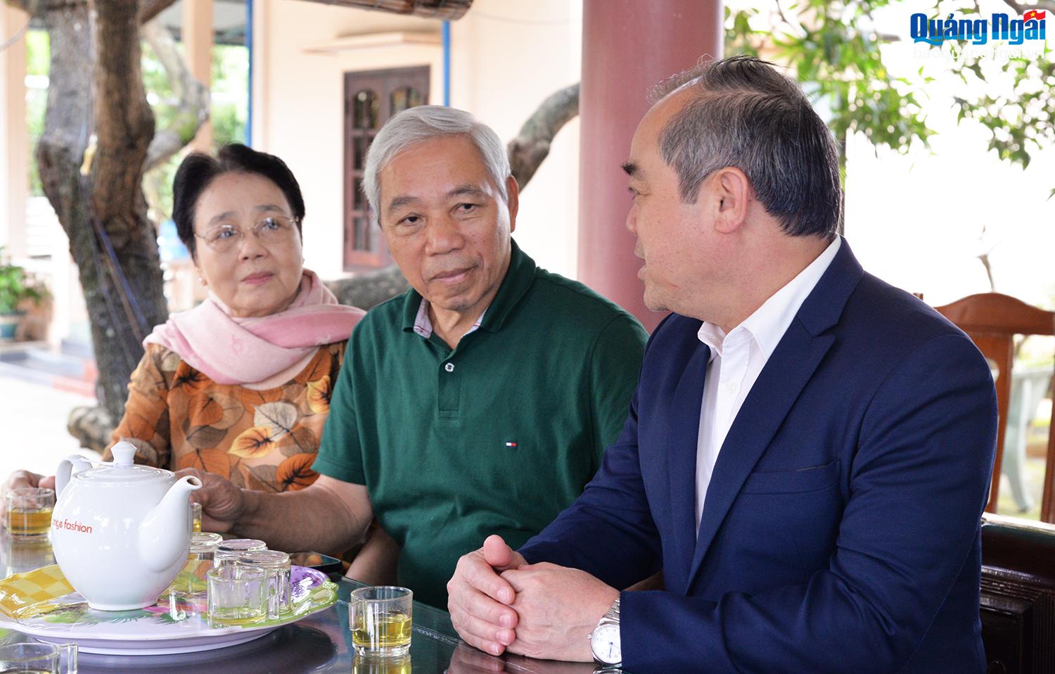 Le vice-président permanent du Comité populaire provincial, Tran Hoang Tuan, a rendu visite aux membres de l'équipe de guérilla de Ba To et leur a rendu hommage.