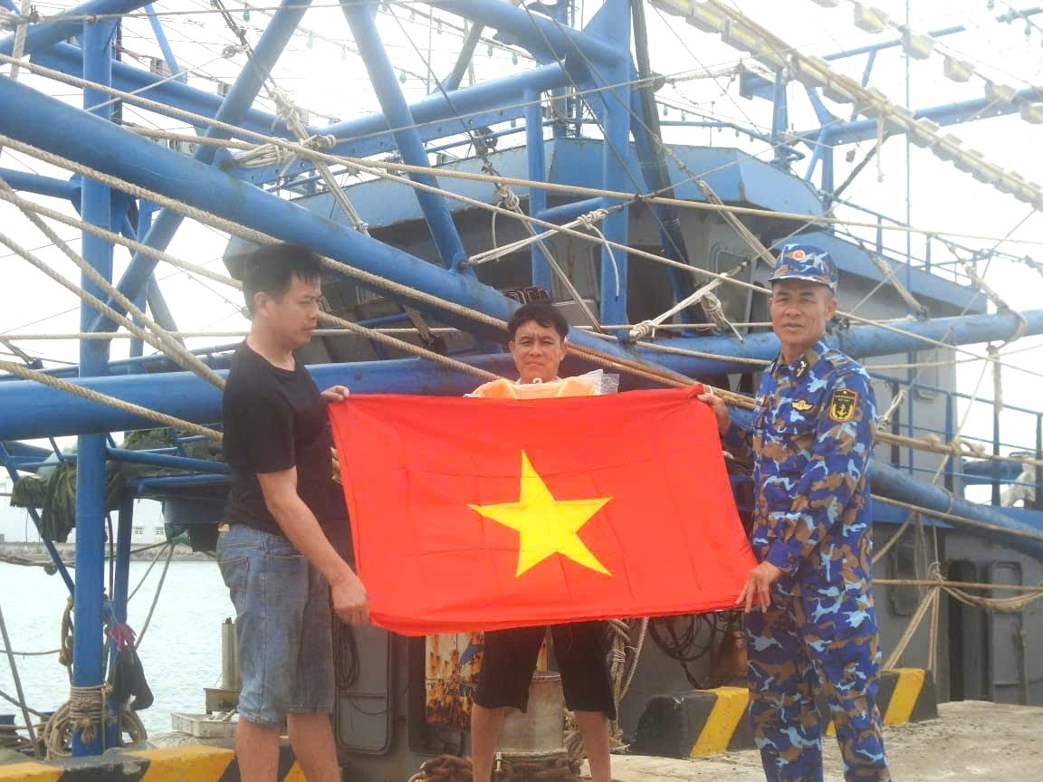 Marine der Insel Truong Sa repariert Fischerboot von Fischern, die auf See Probleme hatten