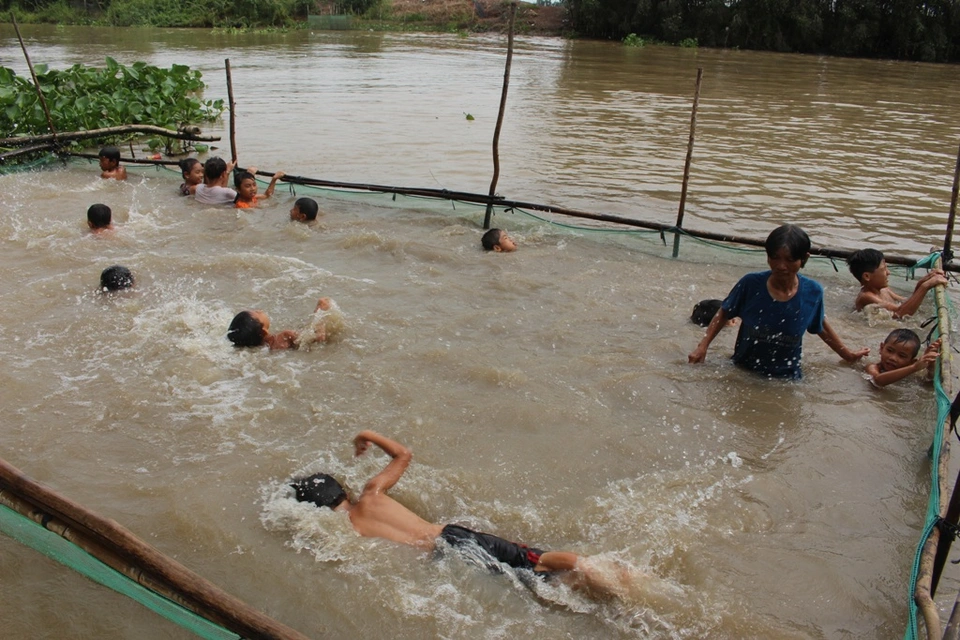 អ្នក​លក់​សំបុត្រ​ចាប់​ឆ្នោត​បង្រៀន​បង្រៀន​ហែល​ទឹក​ដោយ​ឥត​គិត​ថ្លៃ​ដល់​កុមារ​ជាង ២០០០ នាក់​នៅ​តំបន់​លិច​ទឹក​