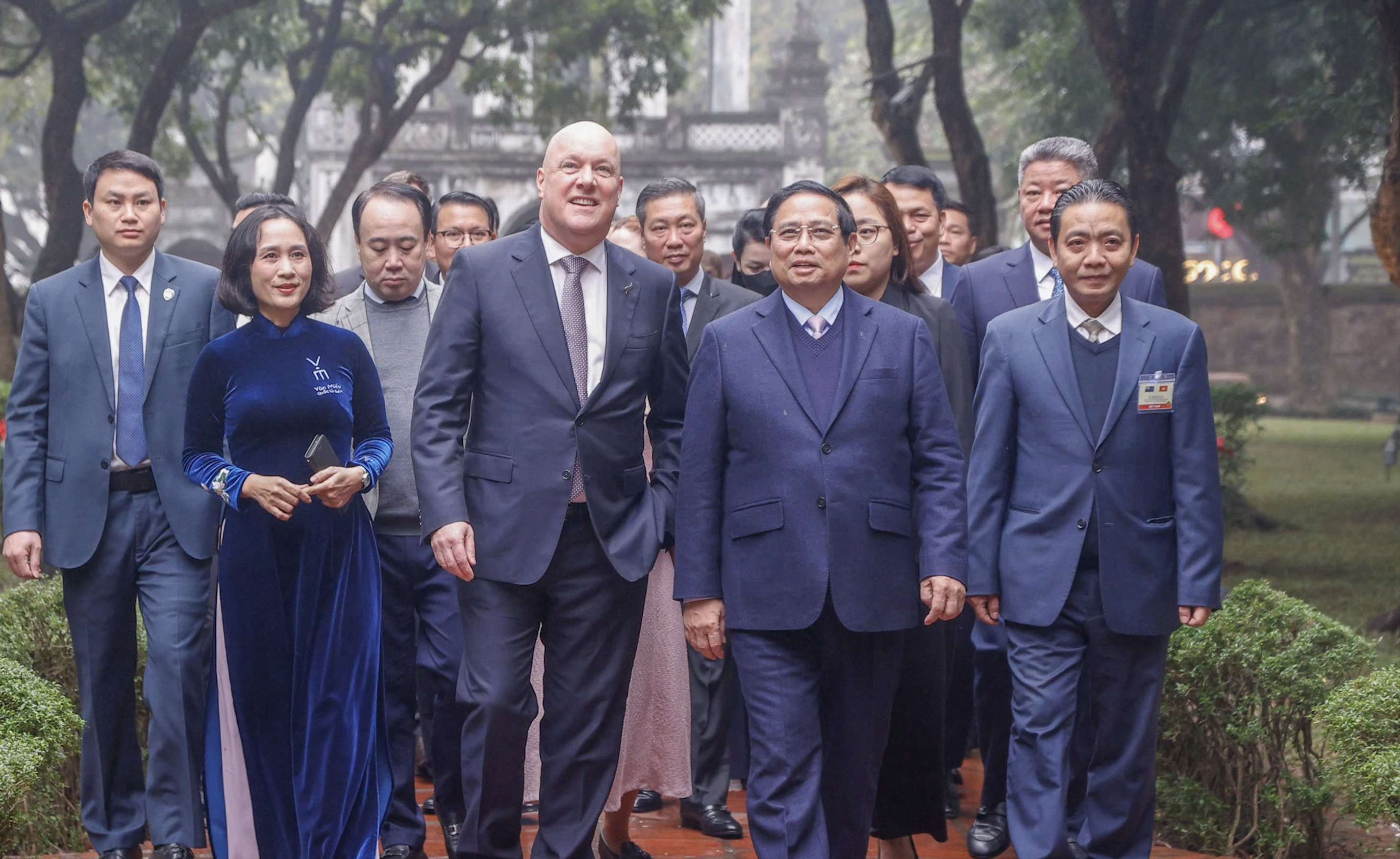 Le Premier ministre néo-zélandais visite le Temple de la Littérature, écoute Quan Ho, mâche du bétel et joue du Dan Bau