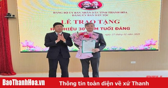 Awarding the 30-year Party membership badge to the Head of the Provincial Ethnic Committee