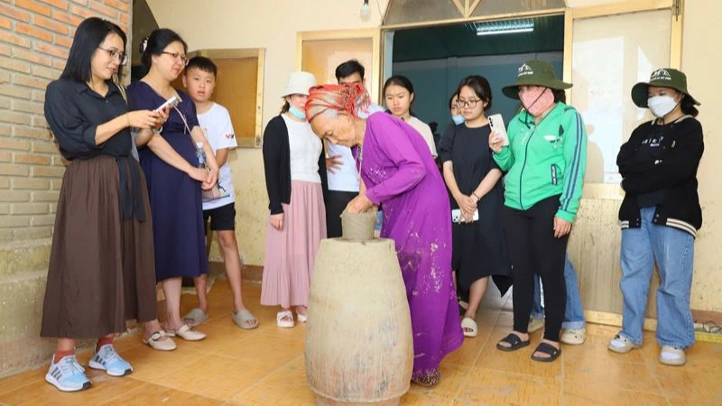 Ninh Thuan achève son projet de préservation du patrimoine « Art de la poterie Cham »