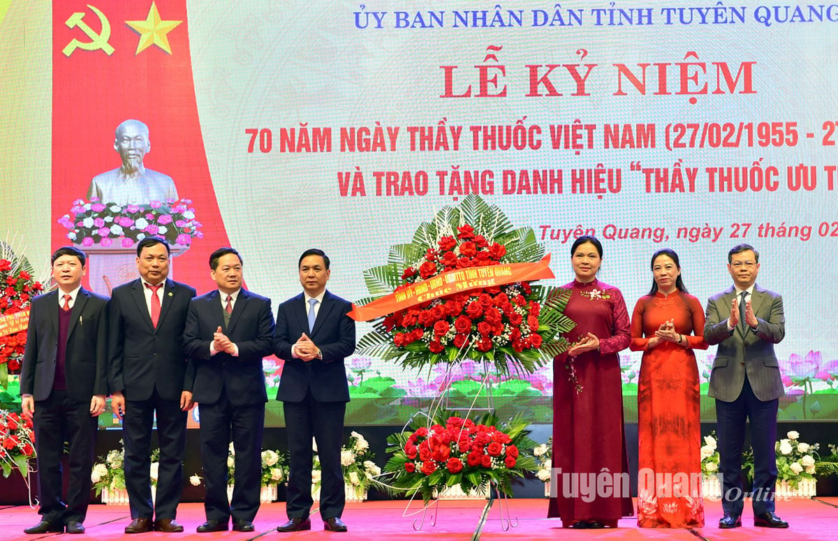 អបអរសាទរខួបលើកទី 70 នៃទិវាគ្រូពេទ្យវៀតណាម និងការប្រគល់ងារជាវេជ្ជបណ្ឌិតឆ្នើម