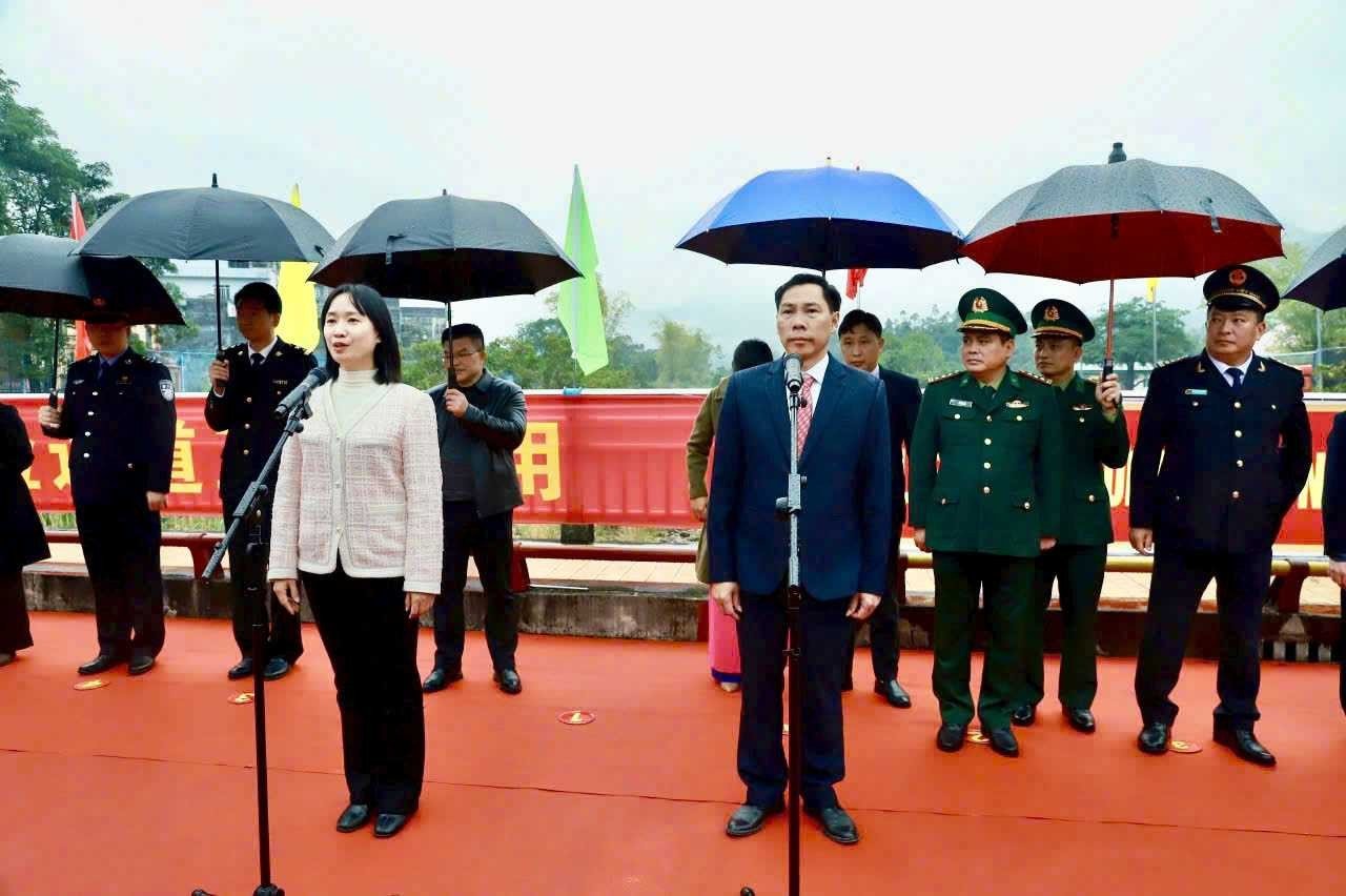 Customs clearance at Hoanh Mo (Vietnam) - Dong Trung (China) border gate pair