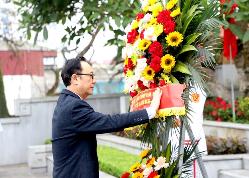 Provincial leaders and officials of the health sector offer flowers to report their achievements to Uncle Ho.