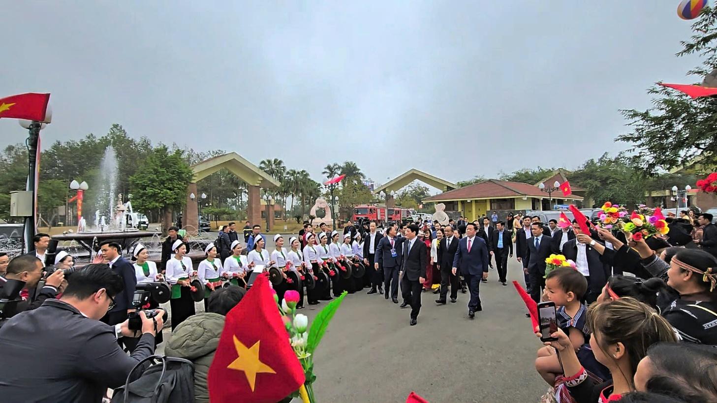 Die ethnischen Muong-Handwerker der Provinz Hoa Binh nahmen im Jahr 2025 erfolgreich an den Aktivitäten des Festivals „Frühlingsfarben in allen Regionen des Landes“ teil.