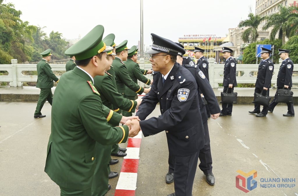 Los líderes de las estaciones de guardia fronteriza a lo largo de la línea fronteriza de Quang Ninh dieron la bienvenida a la delegación de la estación de control de inmigración de Dongxing, China.