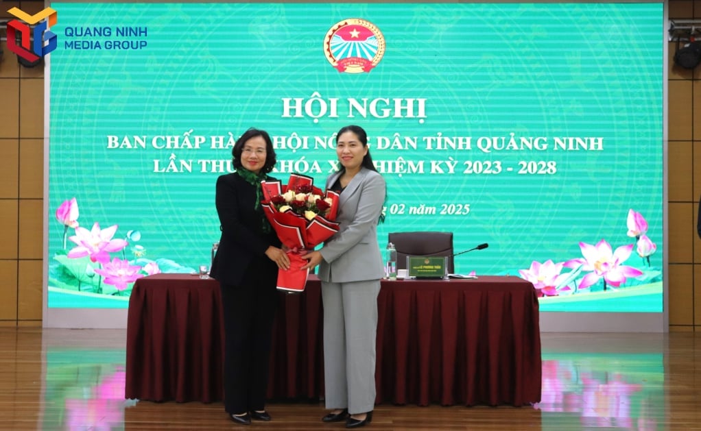 Comrade Bui Thuy Phuong, Standing Committee Member, Head of the Provincial Party Committee's Organization Board, presented flowers to congratulate Comrade Nguyen Thi Tuyet Hanh.