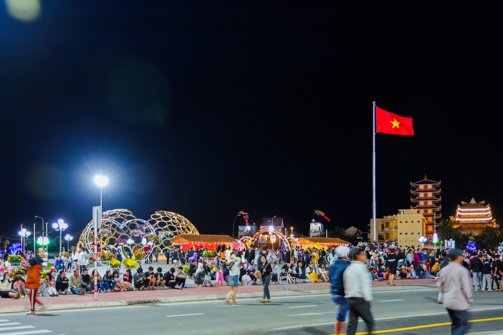ប្រជាជននៃទីក្រុង Ninh Hoa មានភាពសប្បាយរីករាយនៅ 2/4 Square ។