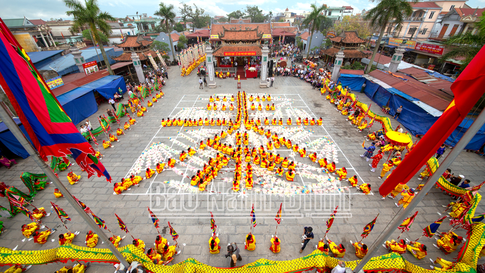 Disposez le mot « Thaï » au palais Tien Huong pendant le festival Phu Day.