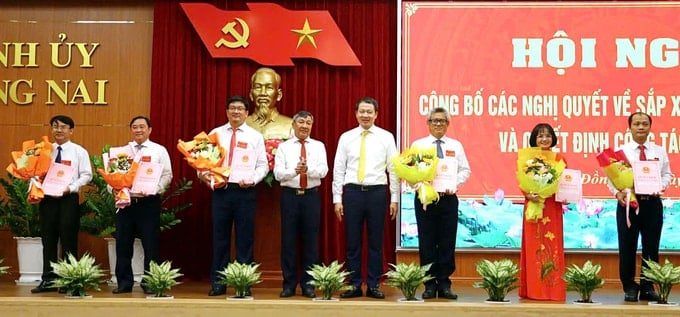 Secretary of the Dong Nai Provincial Party Committee Vu Hong Van and Standing Deputy Secretary of the Provincial Party Committee Ho Thanh Son presented decisions appointing leaders of specialized agencies under the Dong Nai Provincial People's Committee after the apparatus reorganization. Photo: Hoang Phuc.