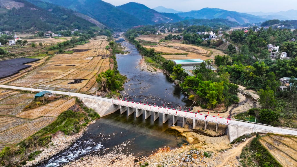 Le projet de ponceau-caisson de Ban Chuong, qui fait partie du projet de rénovation et de modernisation du système de déversoir anti-inondation du district de Binh Lieu, vient d'être achevé pour mieux répondre aux besoins de circulation de la population. Photo : Duc Bang