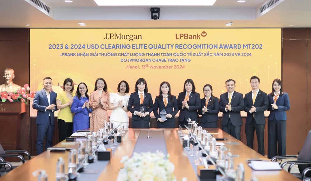 Representatives of LPBank and JPMorgan Chase took souvenir photos at the event.