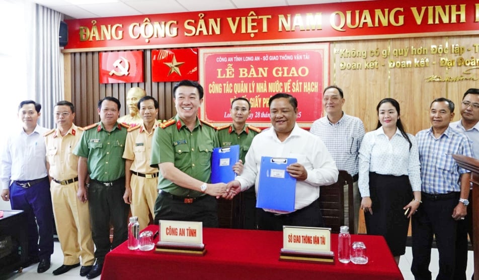 Đại tá Lâm Minh Hồng - Ủy viên Ban Thường vụ Tỉnh ủy, Giám đốc Công an tỉnh và Giám đốc Sở Giao thông Vận tải - Đặng Hoàng Tuấn ký kết bàn giao