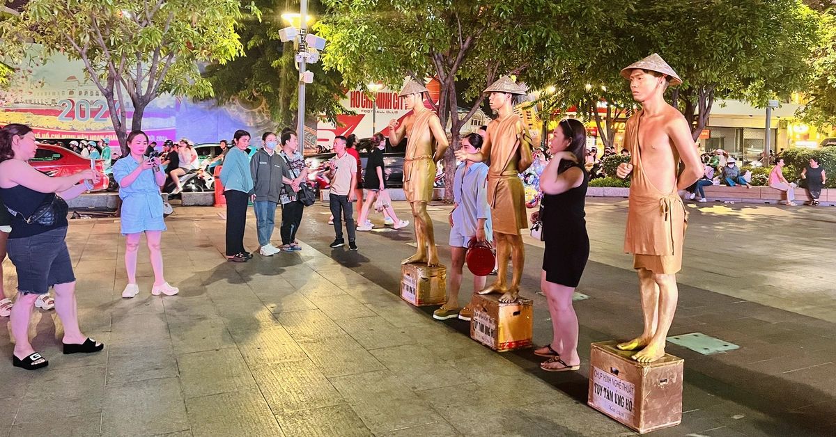 Das Ausführen von Hunden, illegales Parken und das Ärgern über Statuen ruinieren das Image der Fußgängerzone Nguyen Hue.