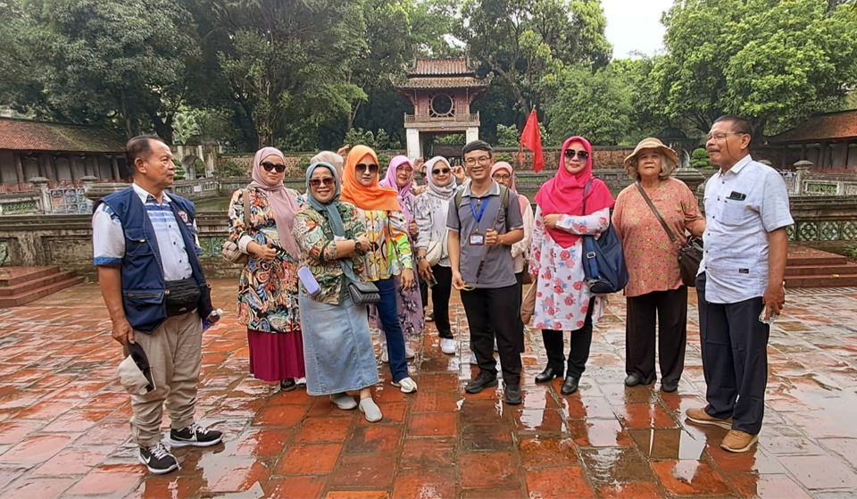 International tourists visit the Temple of Literature (Hanoi). Photo: Hoai Nam