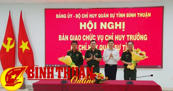 Bàn giao chức vụ Chỉ huy trưởng Bộ CHQS tỉnh