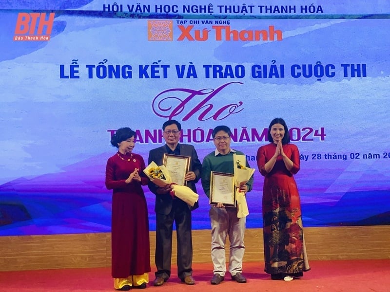 Thanh Hoa 문학 및 예술 잡지에 게재된 Thanh Hoa 시 콘테스트 2024 요약 및 시상식과 Good Short Story 콘테스트 2025 출범