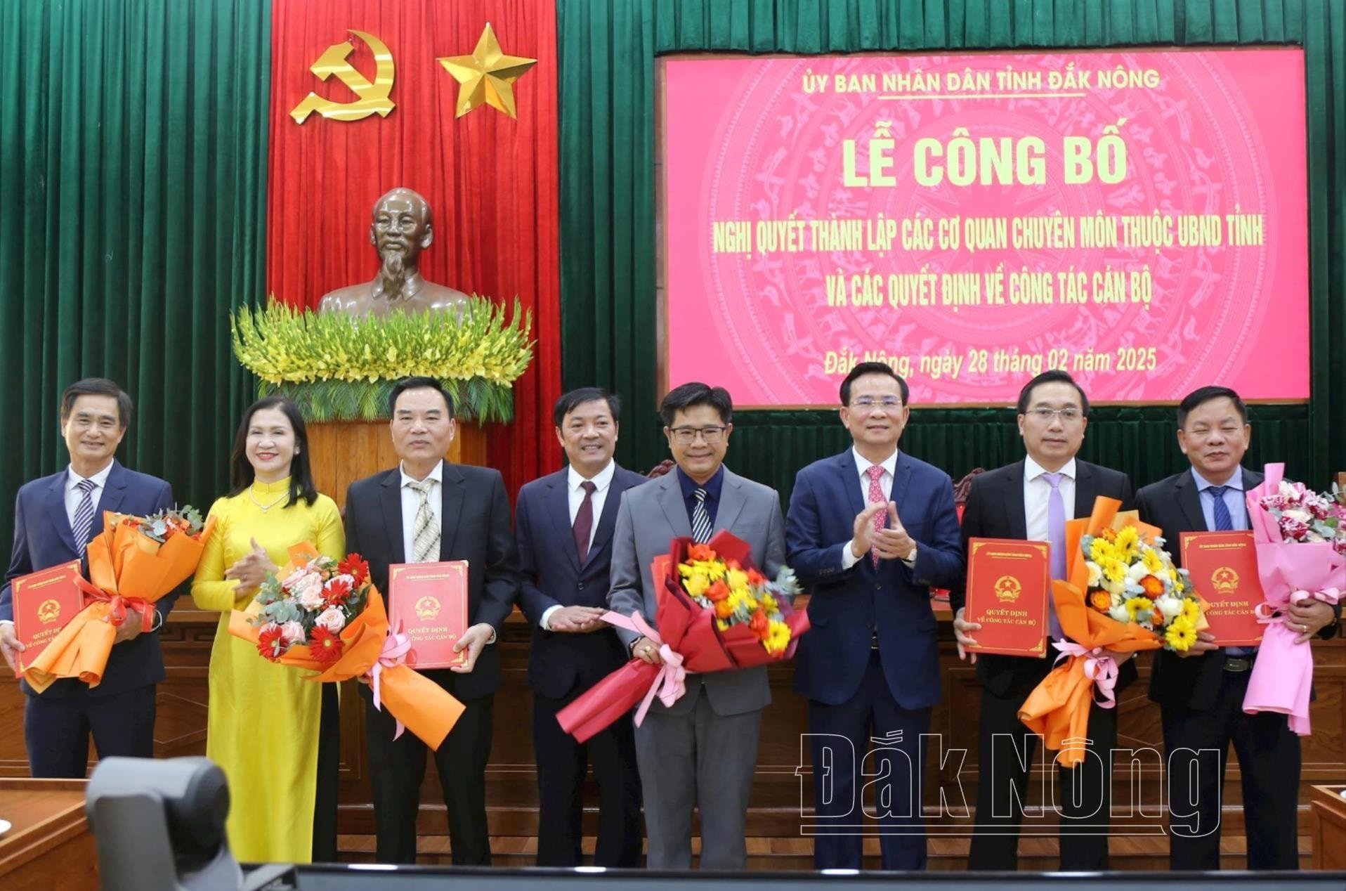 Leaders of Dak Nong Provincial People's Committee presented the decision to merge and establish the Department of Construction