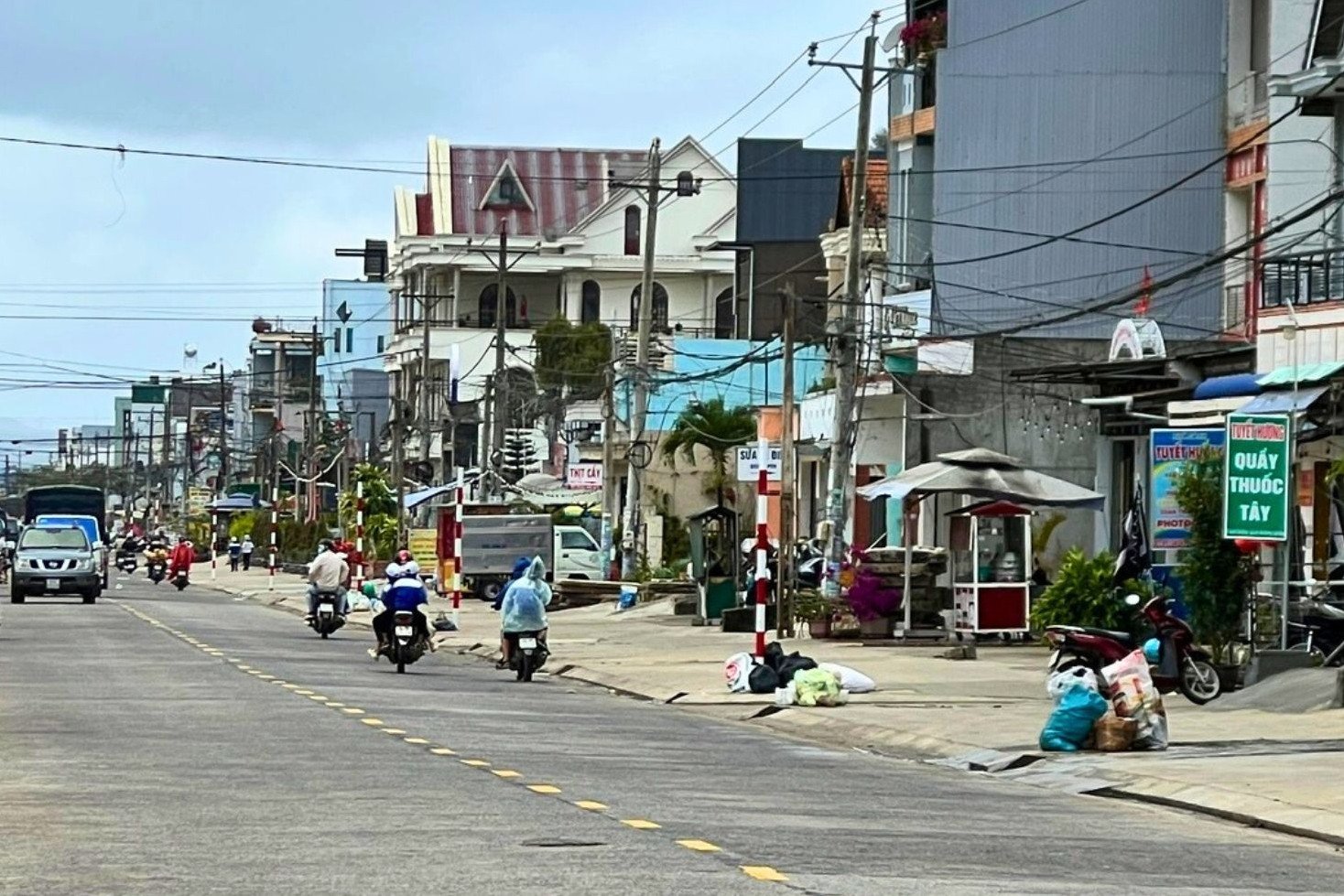 Remove 22 no parking signs on even days on just 1km of road