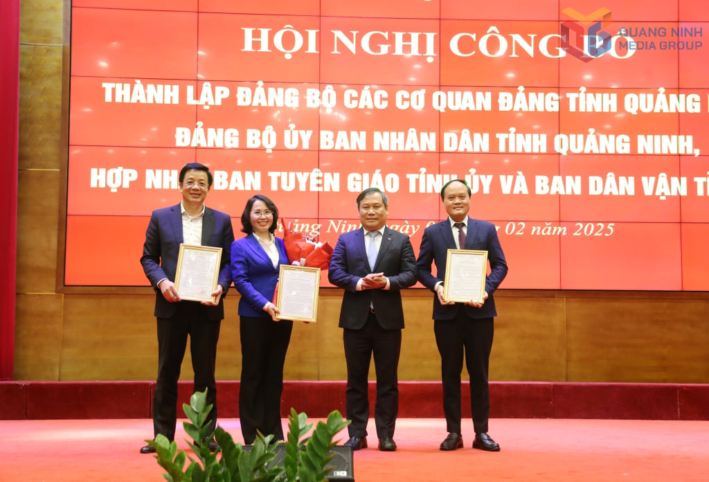 Comrade Vu Dai Thang, member of the Party Central Committee, Secretary of the Provincial Party Committee, presented the decision to establish the Party Committee of Quang Ninh Provincial Party Agencies.