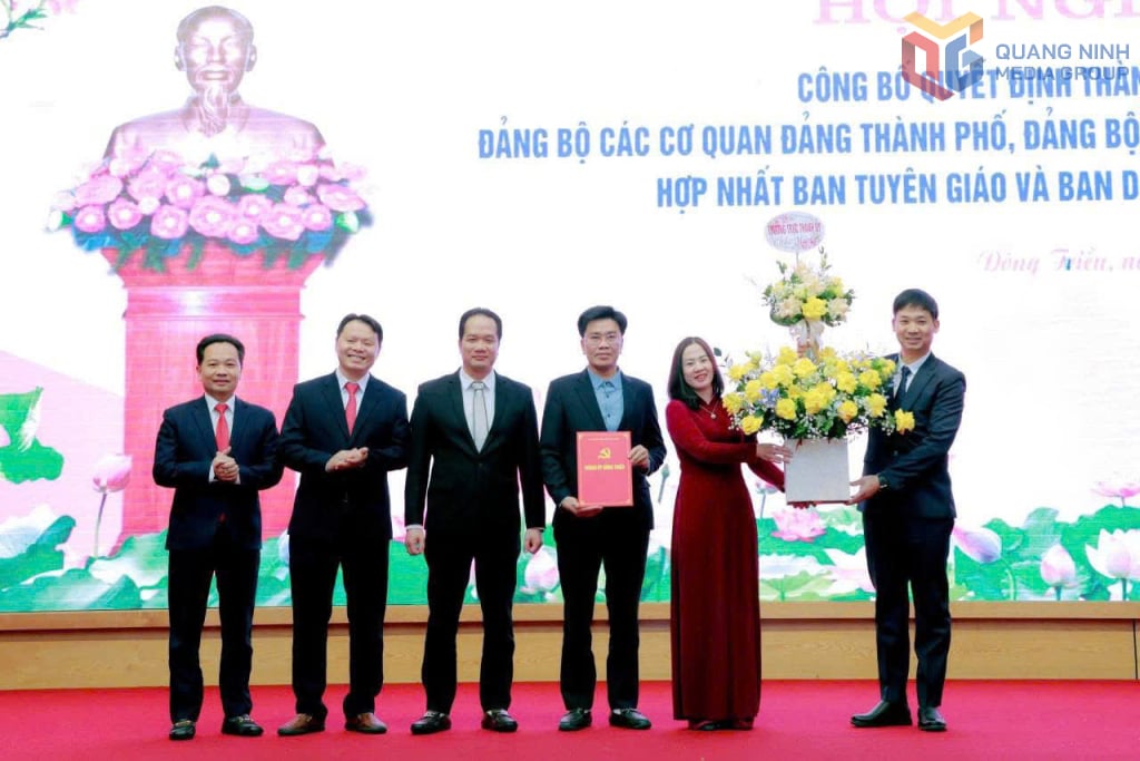 Lãnh đạo Thành uỷ trao quyết định hợp nhất Ban Tuyên giáo Thành uỷ và Ban Dân vận Thành uỷ thành Ban Tuyên giáo và Dân vận Thành uỷ Đông Triều.