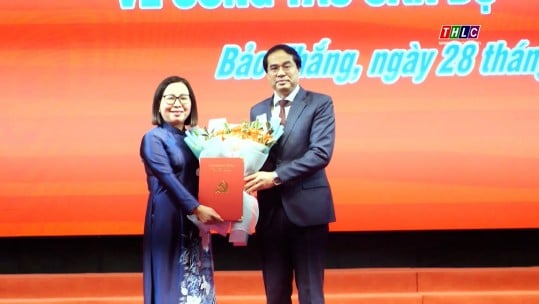 La camarada Ly Thi Vinh ocupa el cargo de Secretaria del Comité del Partido del Distrito de Bao Thang.