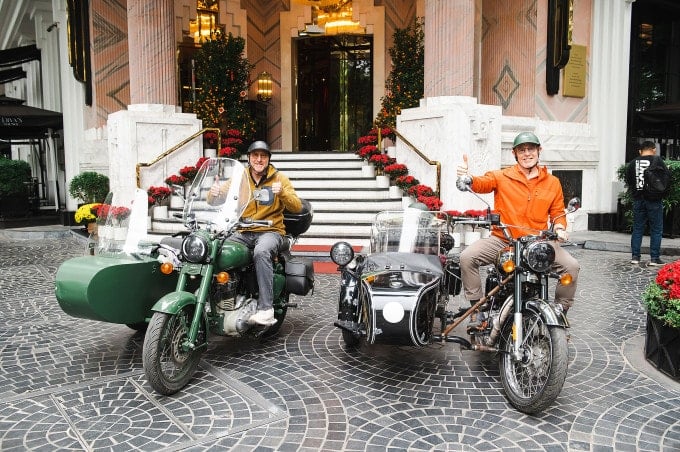 Two American millionaires take photos with a sidecar while visiting Hanoi. Photo: AAV