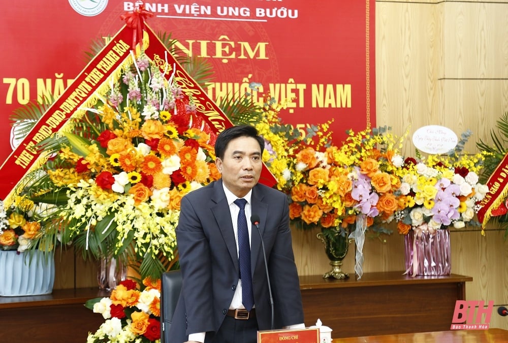 Provincial Party Secretary Nguyen Doan Anh congratulates the health sector on Vietnamese Doctors' Day