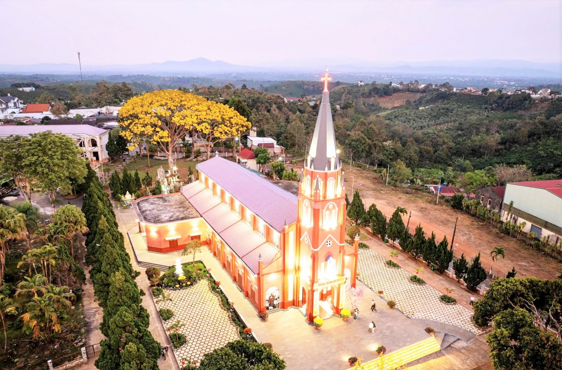 La salle dorée montre sa beauté, captivant le cœur des gens de l'église.