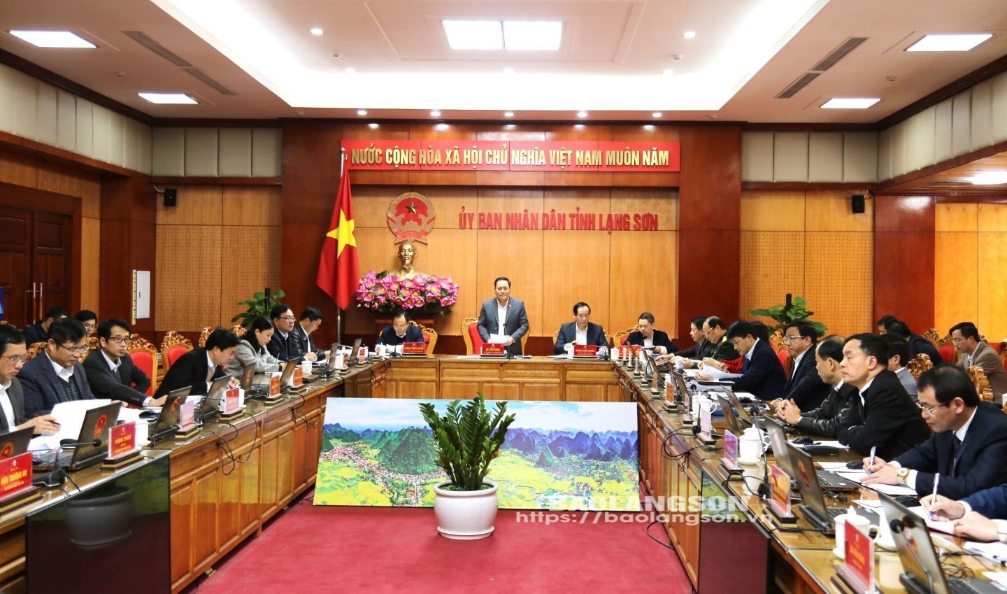 Comrade Ho Tien Thieu, Deputy Secretary of the Provincial Party Committee, Chairman of the Provincial People's Committee chaired the meeting.