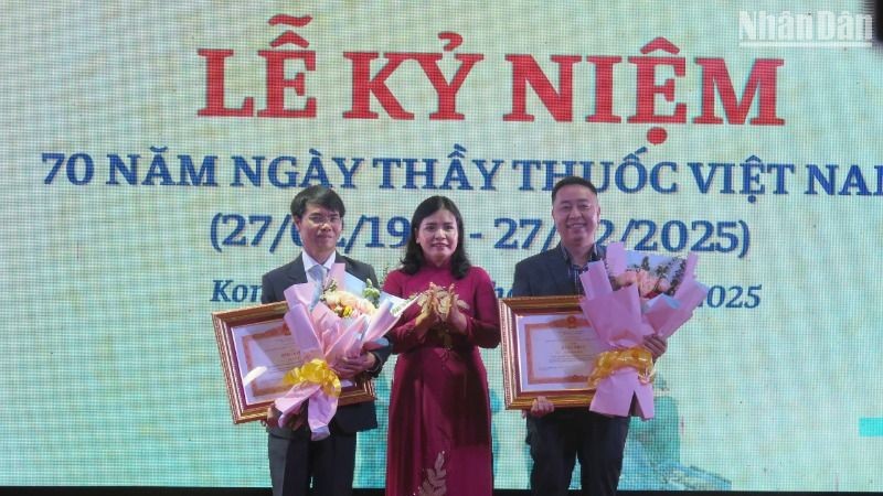 Representatives of Kon Tum province leaders awarded Certificates of Merit from the Prime Minister to doctors.