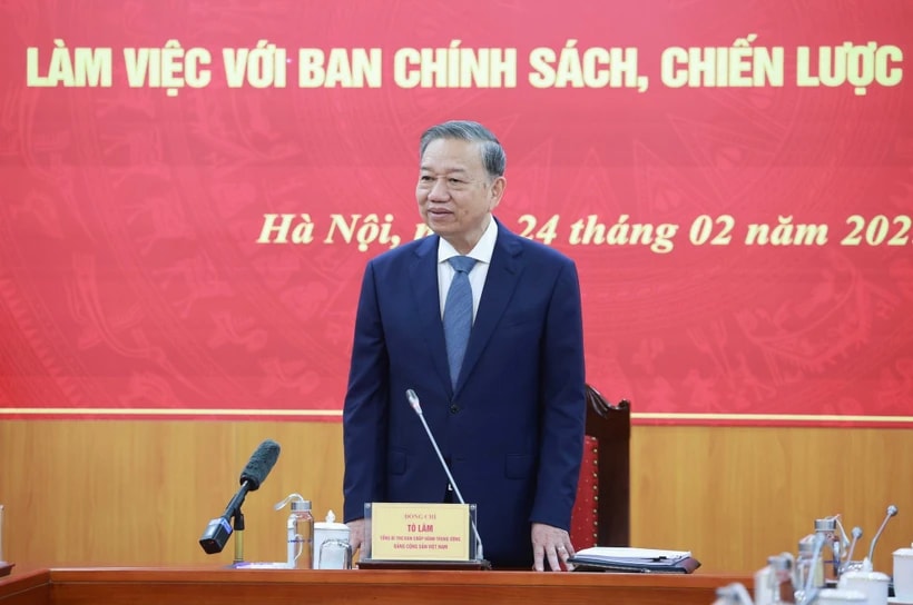 Le secrétaire général To Lam a prononcé un discours lors de la réunion. (Photo : Thong Nhat/VNA)