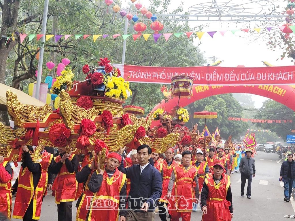  ការដង្ហែទឹកទៅកាន់ប្រាសាទ Tran និងប្រាសាទ Mau