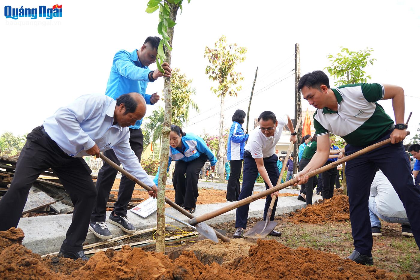 Vietcombank Quang Ngai branch and Vietcombank Dung Quat branch supported planting 50 purple Lagerstroemia trees, worth 30 million VND.