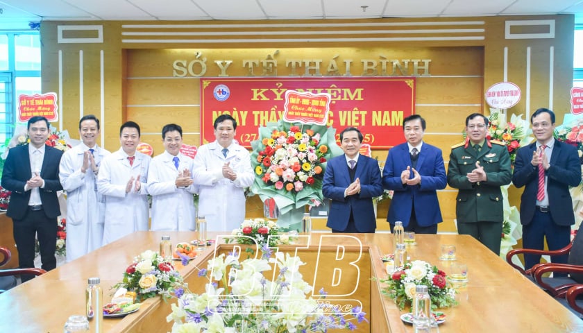 Standing Deputy Secretary of the Provincial Party Committee, Chairman of the Provincial People's Council: Visited and congratulated a number of medical units on Vietnamese Doctors' Day