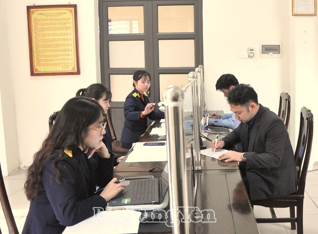 Officials of Tien Lu-Phu Cu Regional Tax Department guide people in tax declaration