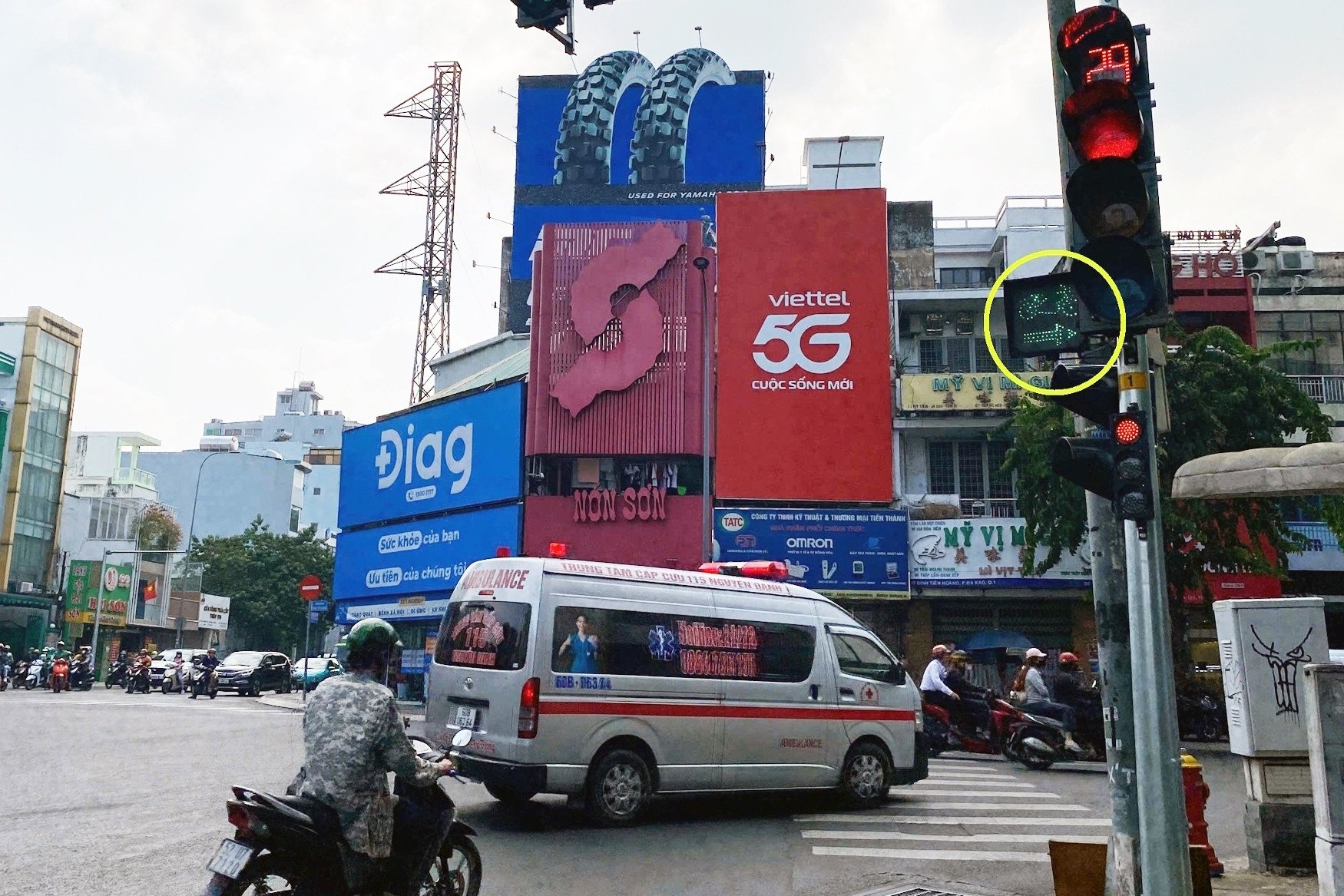 Ho Chi Minh City will review intersections and install additional signs allowing vehicles to turn right on red lights.