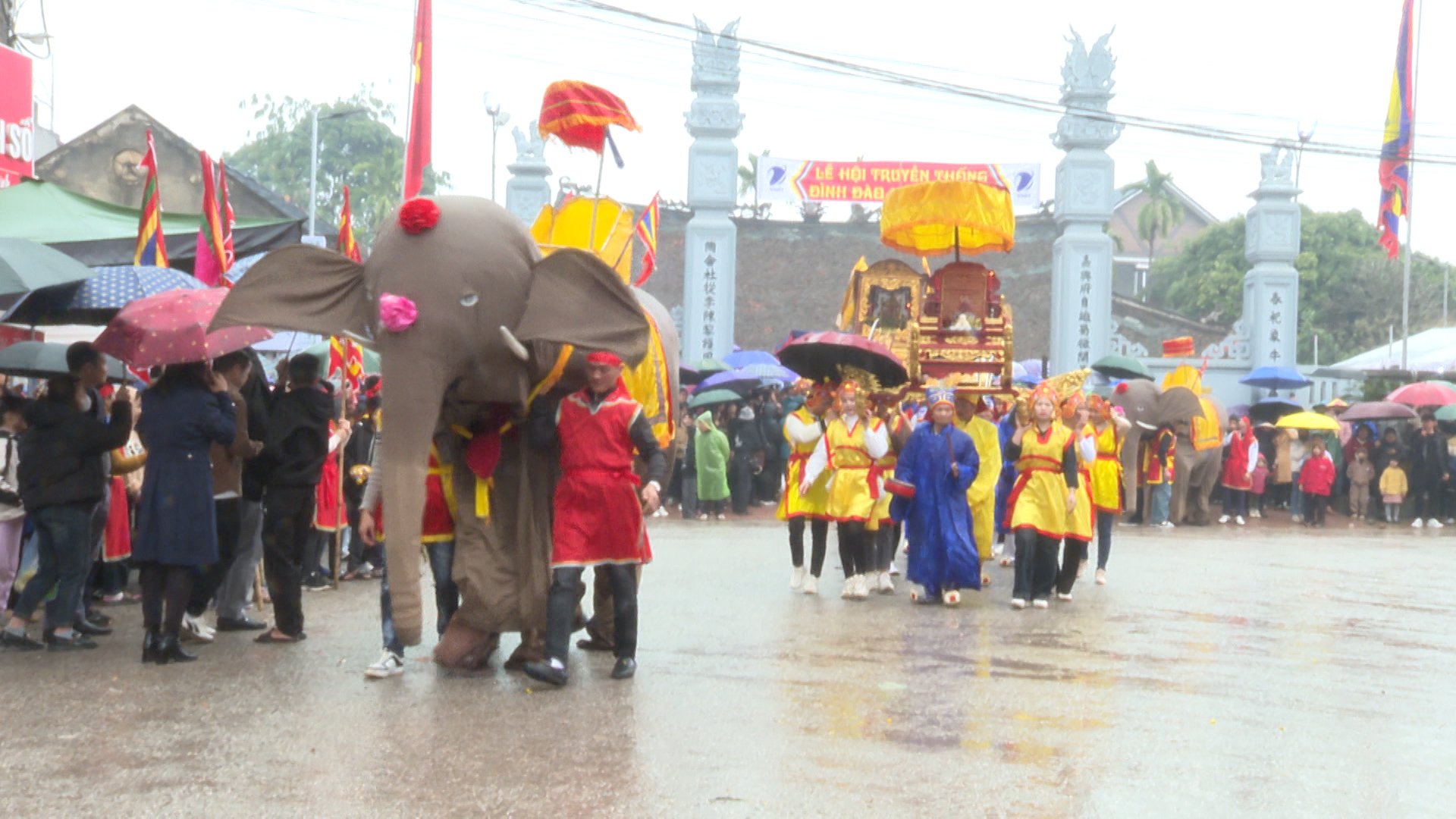 Festival tradicional de procesión de elefantes en la casa comunal de Dao Xa en 2025