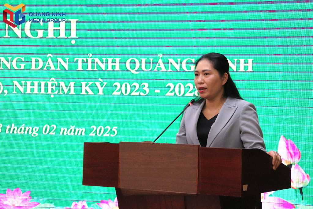 Comrade Nguyen Thi Tuyet Hanh, Chairwoman of the Provincial Farmers' Association, spoke at the conference.