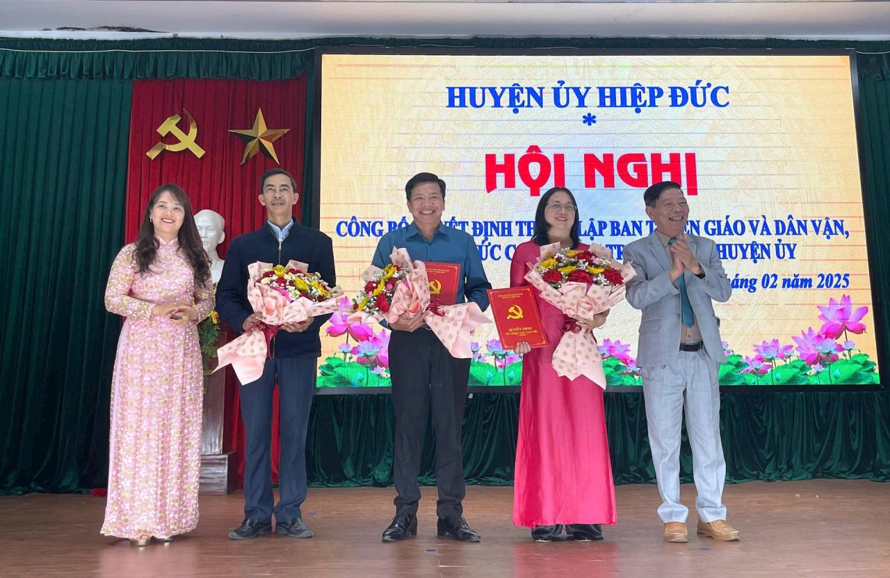 Lãnh đạo huyện Hiệp Đức trao quyết định bổ nhiệm chức vụ Phó Trưởng ban Tuyên giáo và Dân vận Huyện ủy. Ảnh: LÊ LINH