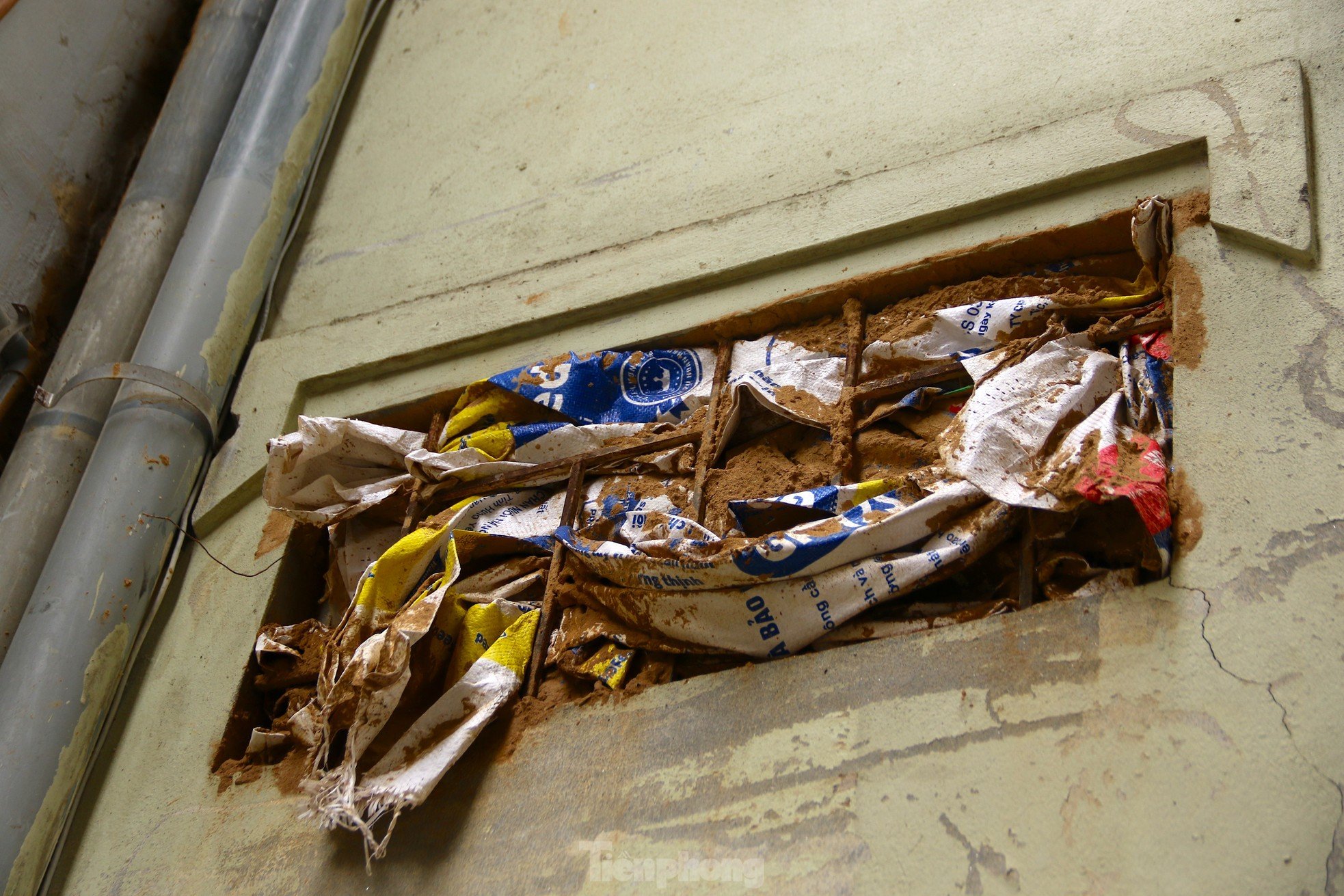 Nahaufnahme von Häusern, die nach der Bodensenkung durch den unterirdischen Bau der U-Bahn-Linie von Hanoi umgesiedelt werden. Foto 14