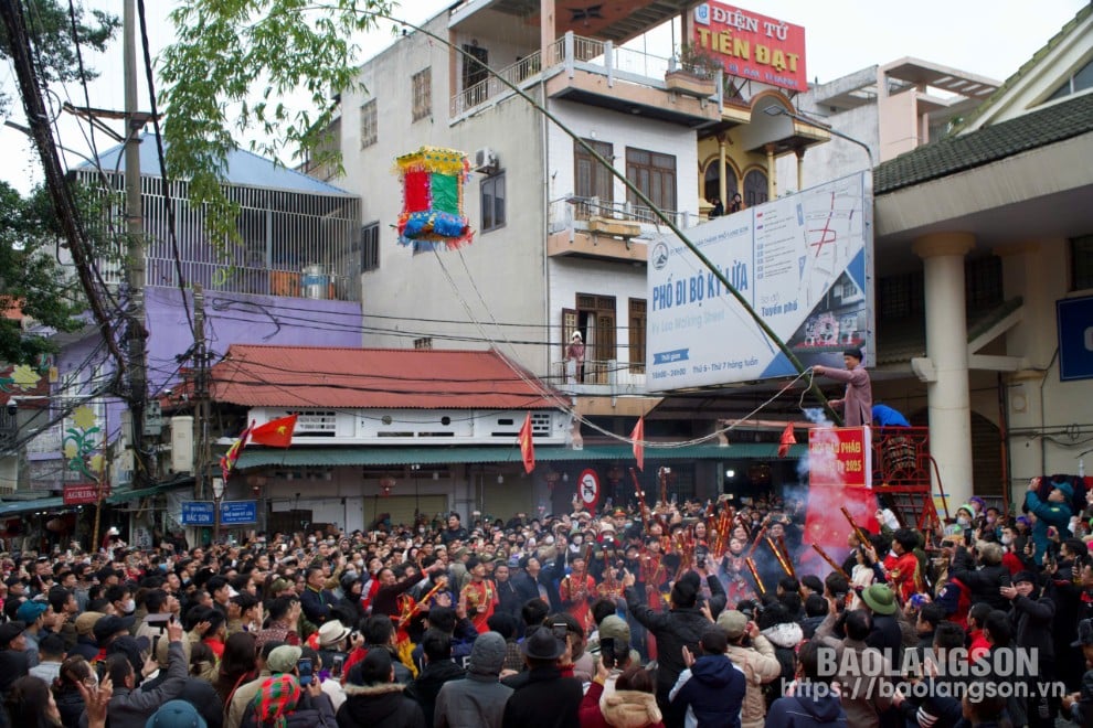 Leaders of Hoang Van Thu Ward perform the firecracker lighting ceremony at the festival.