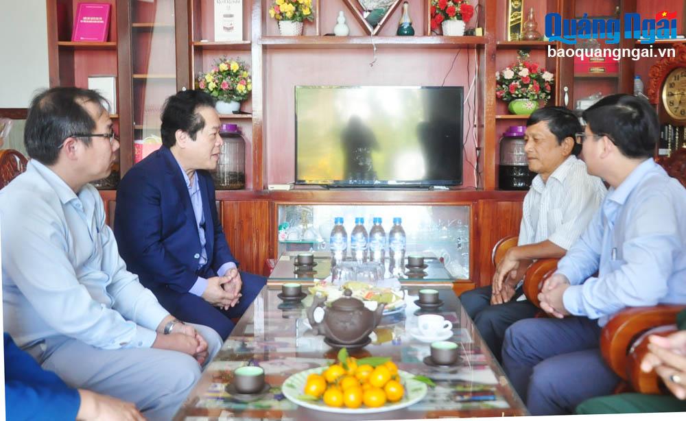 Le vice-président du Comité populaire provincial, Vo Phien, a rendu visite aux membres de l'équipe de guérilla de Ba To et leur a rendu hommage.