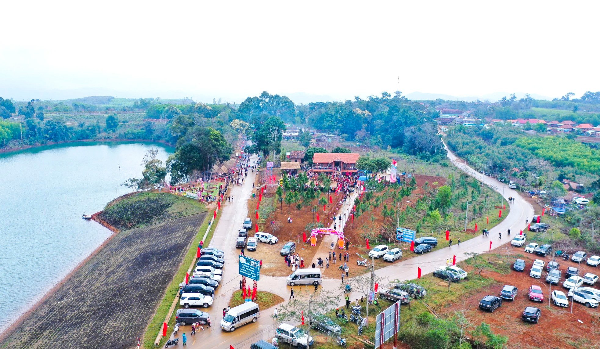 Tourists enjoy going to the 'heaven's gate' to pick strawberries photo 1