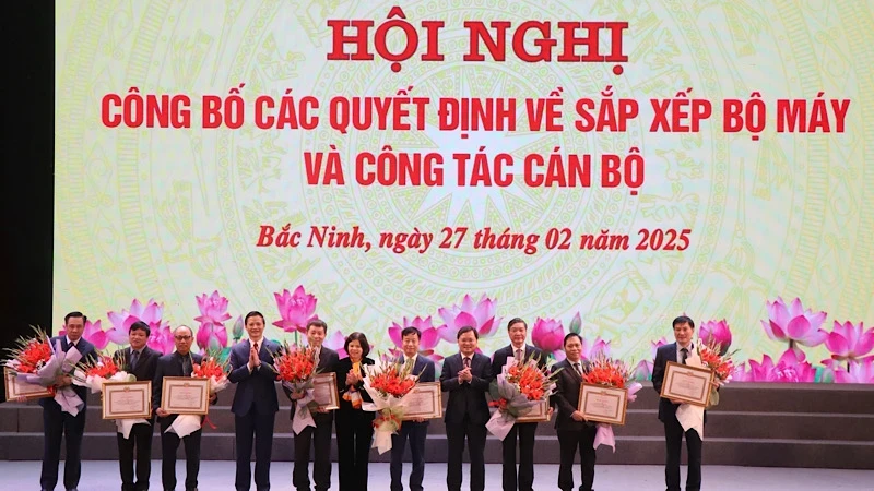 The Standing Committee of Bac Ninh Provincial Party Committee awarded Certificates of Merit and presented flowers to individuals who retired early and were pioneers and exemplary in implementing organizational restructuring.